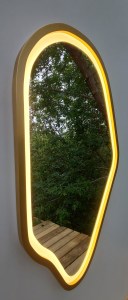 Красивое необычное оригинальное золотое зеркало с подсветкой
